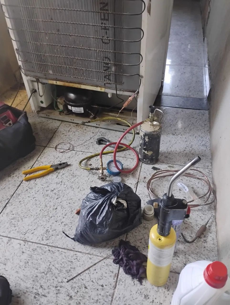 Consertamos geladeira e freezer a domicílio 