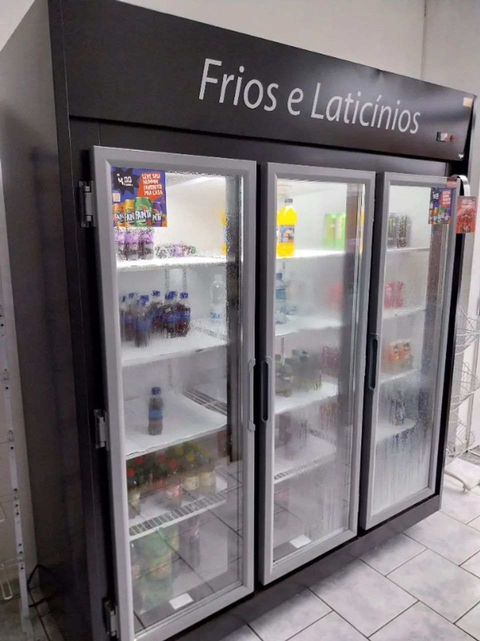 Auto serviço  espositora de frios e lacticínios 