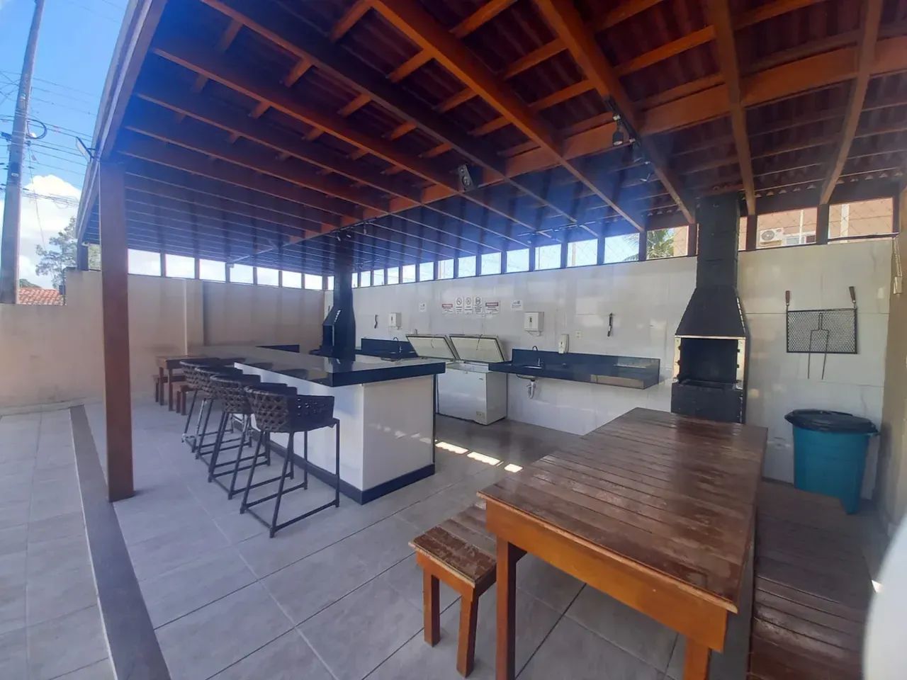 Com 2 qtos, sendo 1 suíte, mais WC social, sala, cozinha e área de serviço. - Foto 3