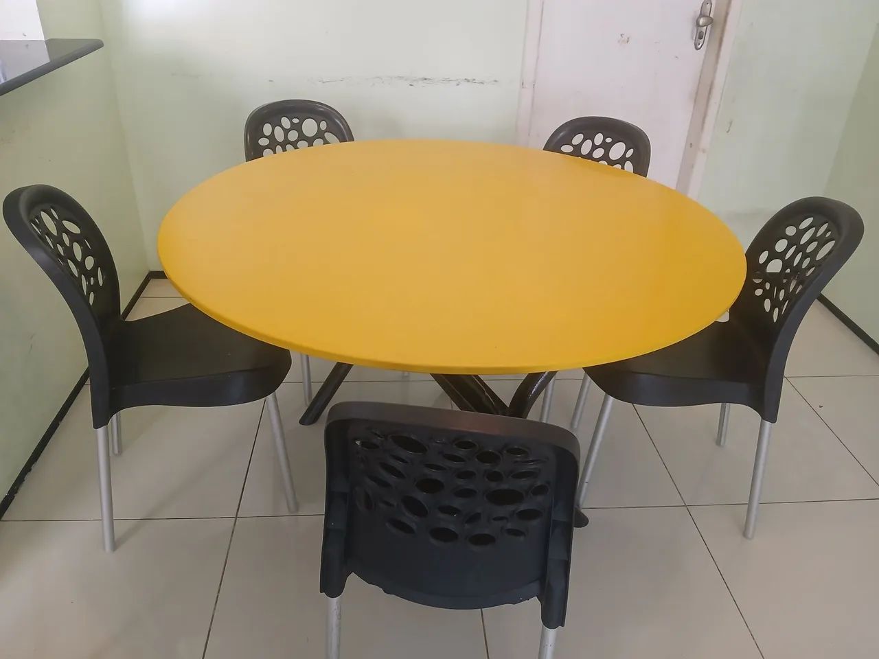 Mesa em Granito Sintético, com 5 Cadeiras - Foto 3