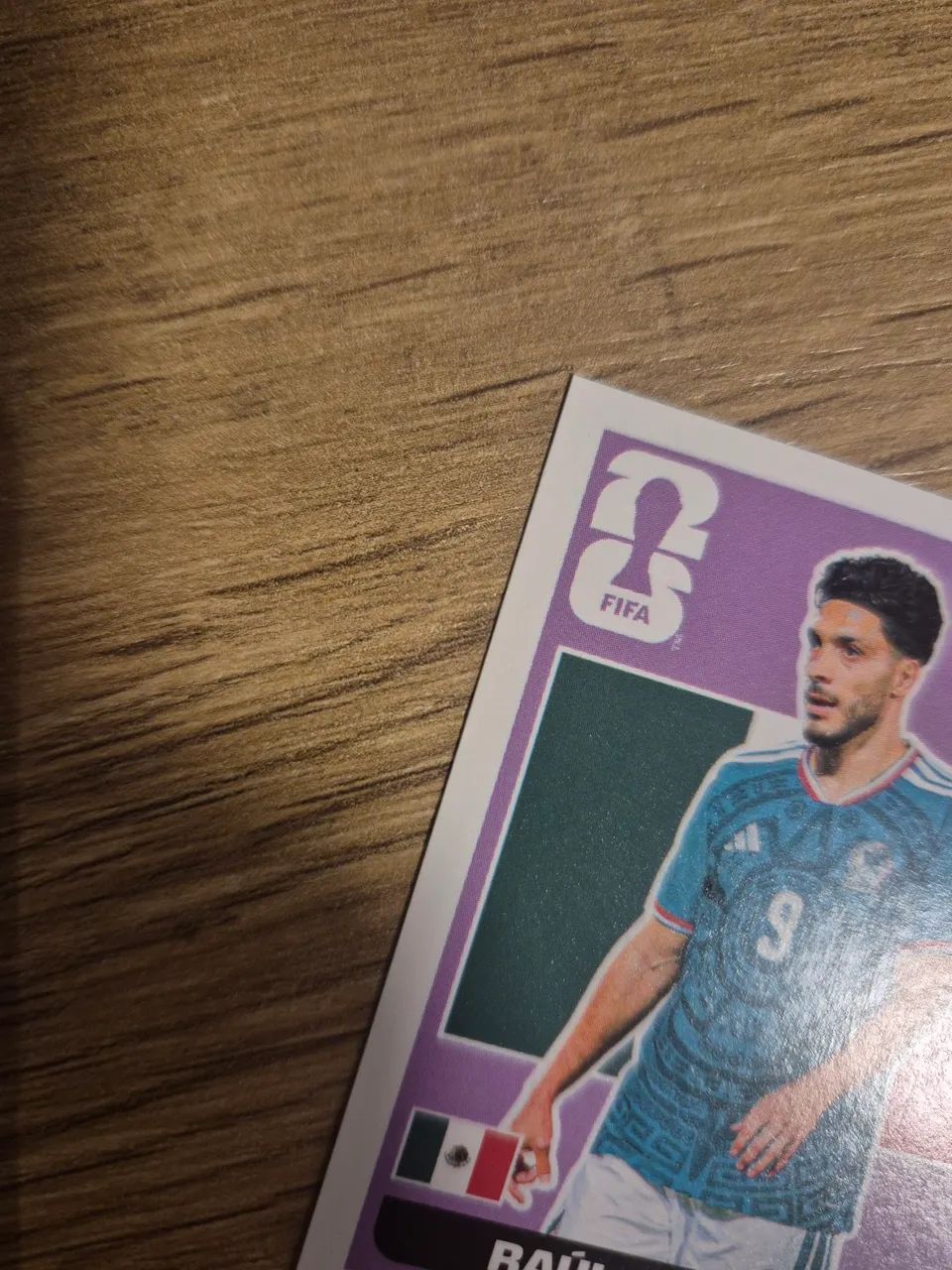 Vendo figurinha original Panini do Raúl Jiménez versão Roxa - Foto 5