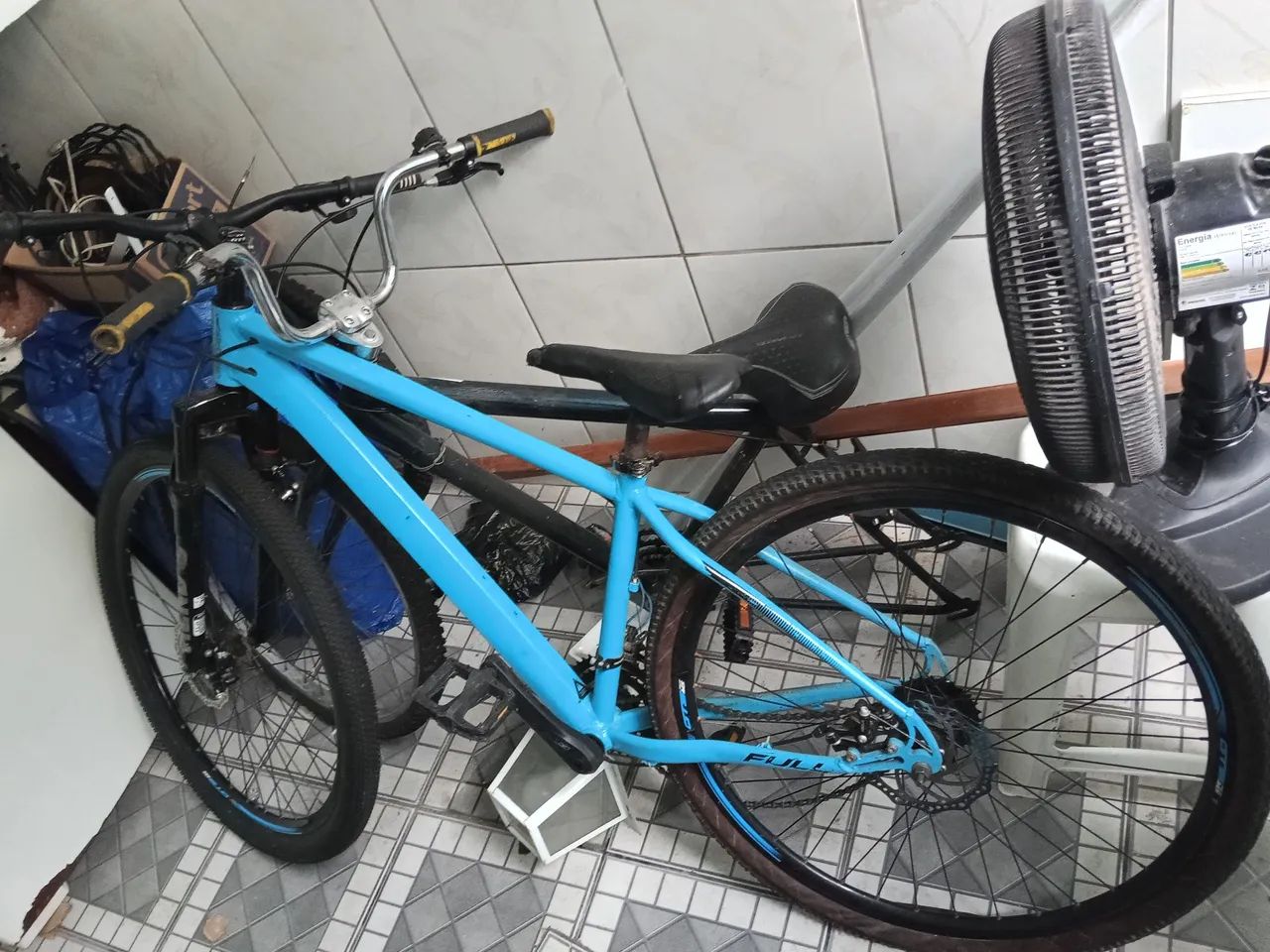 Bicicleta aro 29 e uma aro 26 