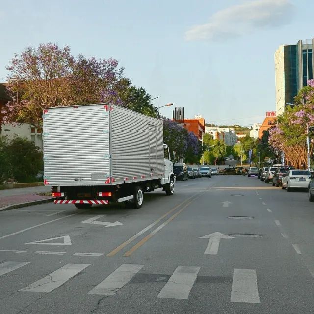 Frete Bau em caminhão baú com qualidade e rapidez!