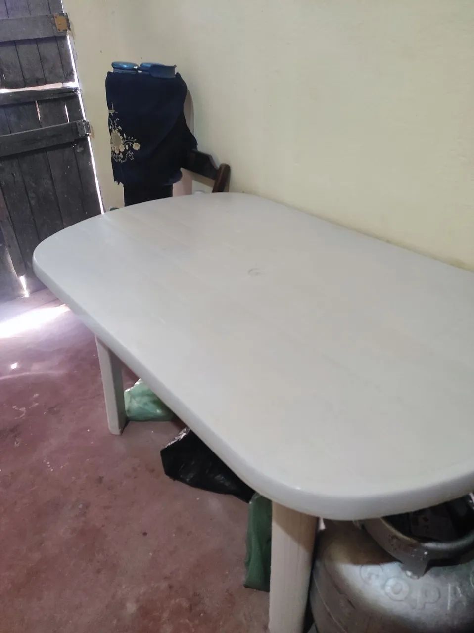 VENDE - SE MESA DE PLÁSTICO DESMONTÁVEL