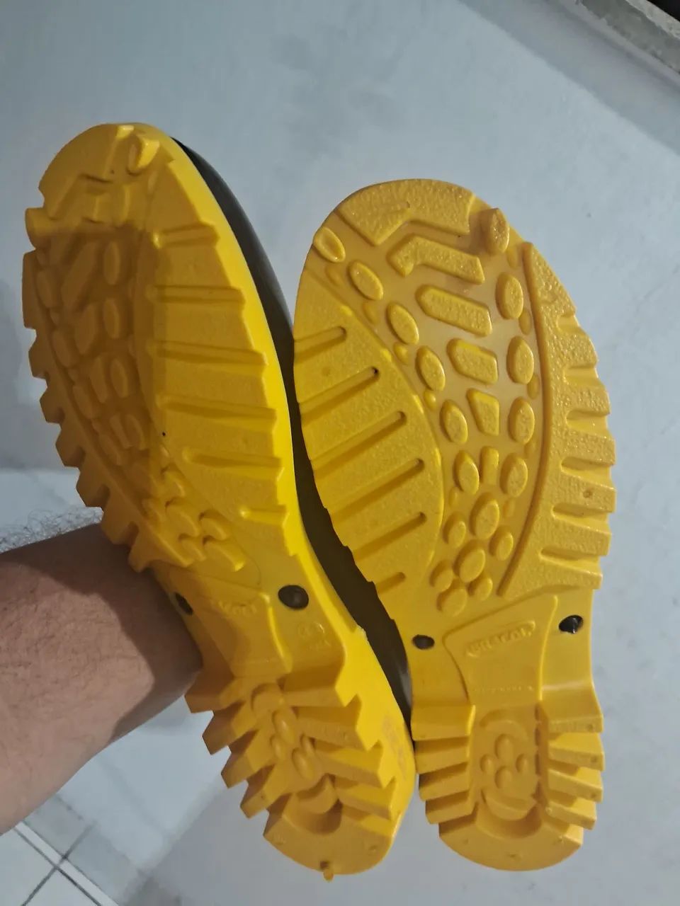 Vendo botas e capacete  pra obras e serviços. 