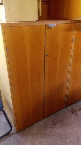 Armário de escritório de 2 portas. Tamanho médio.