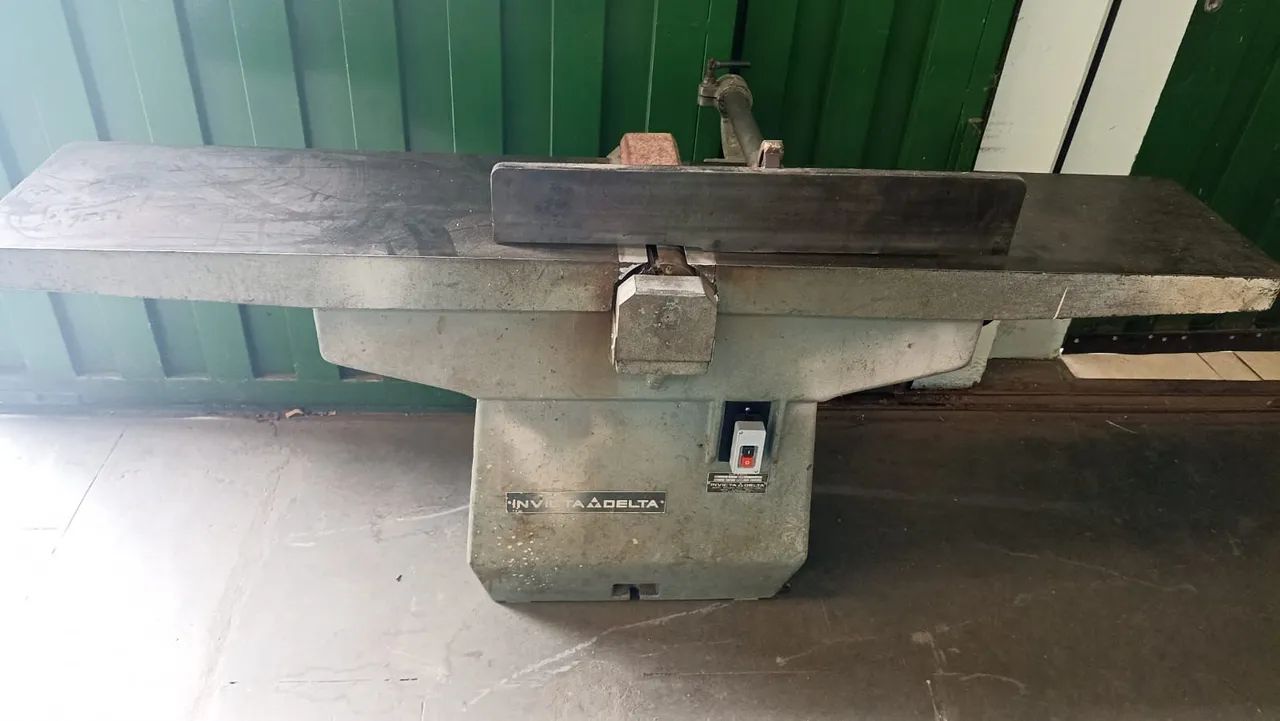 Desempenadeira Invicta Delta 