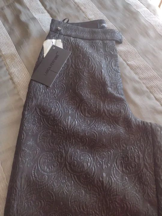 Calça lança perfume