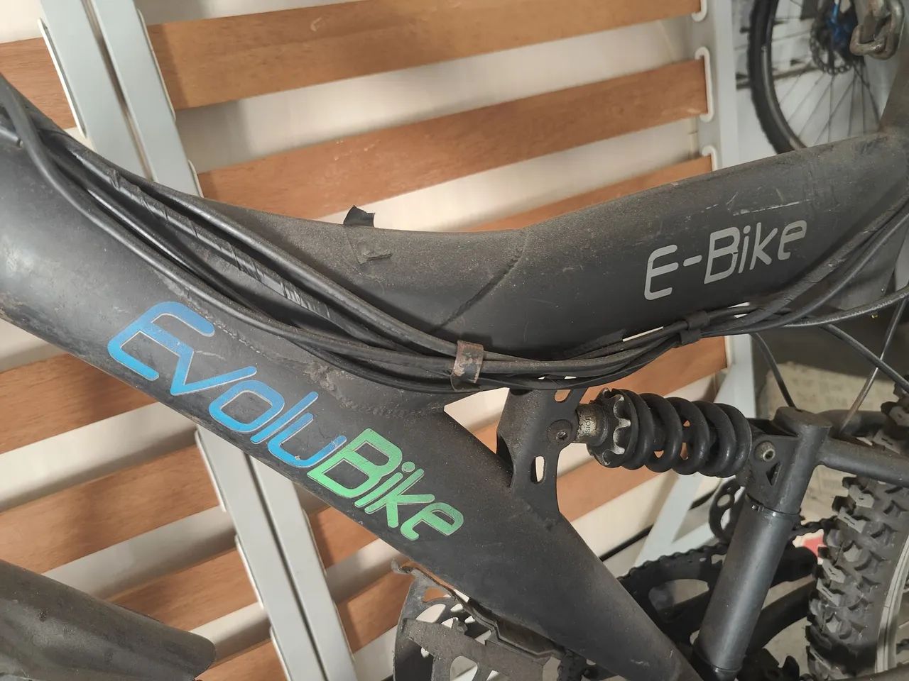Bicicleta Elétrica EvoluBike  Preta com.modulo novo e bateria frog com problema  - Foto 5