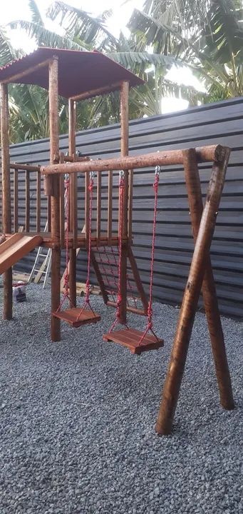 Playground de madeira com balanço e escorregador - Foto 3