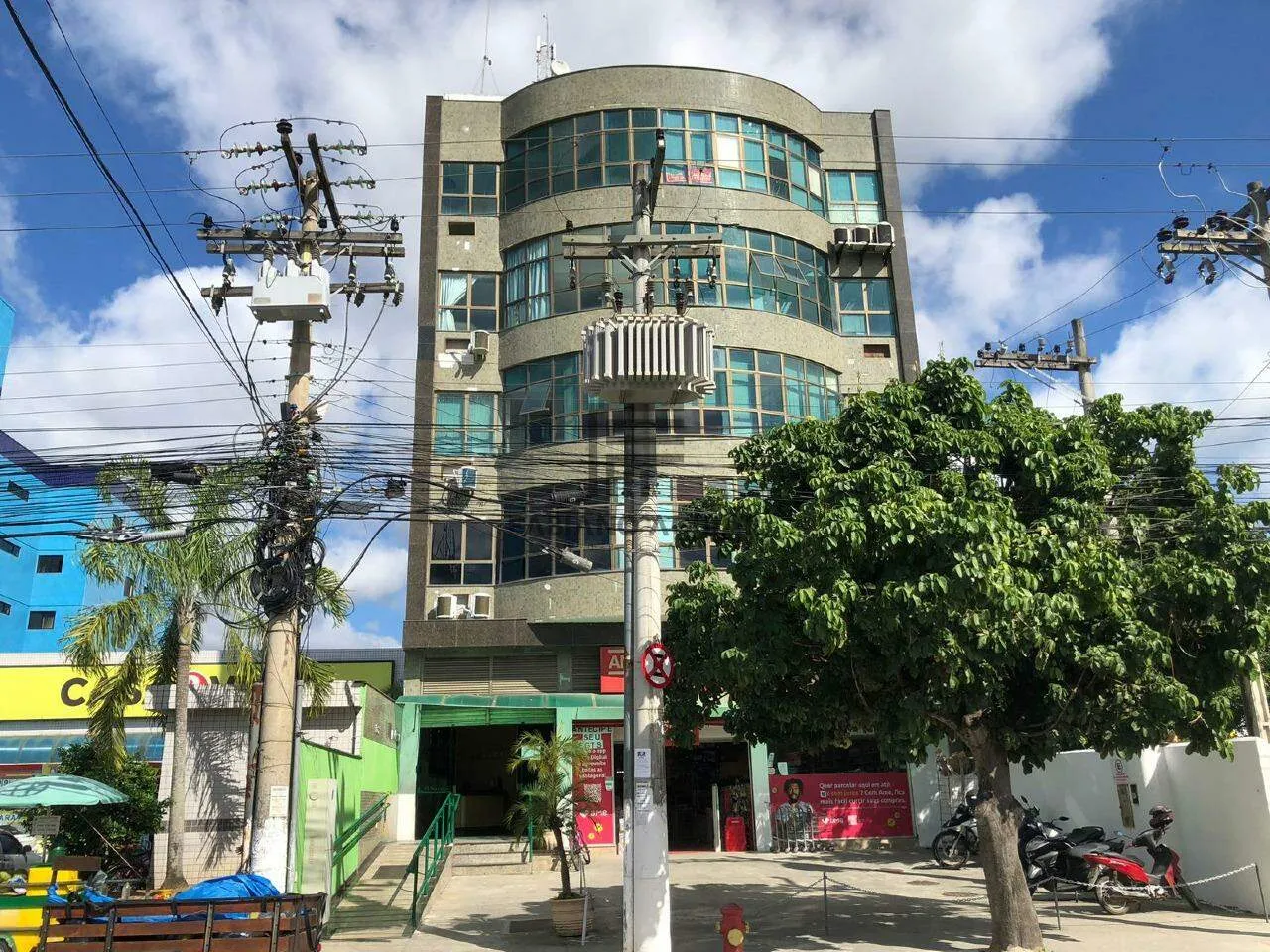 Ampla sala comercial no centro de Araruama - R$ 180.000,00
