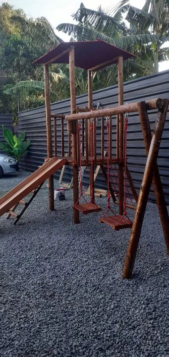 Playground de madeira com balanço e escorregador - Foto 6