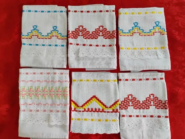 JOGO COM 6 UNIDADES Pano de COPA bordado em vagonite