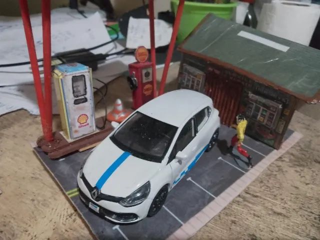 vendo miniatura de metal 1:32  renaut clio com diorama artesanal na promoção
