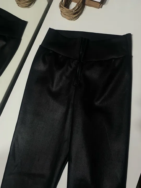 Calça de couro sintético