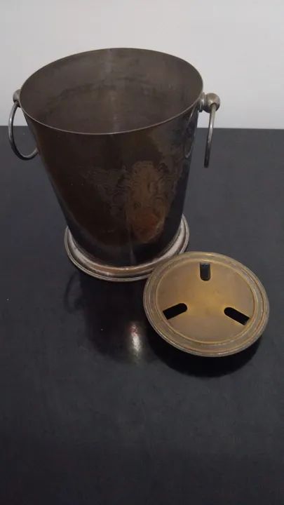 Balde de gelo antigo com separador gelo/água, espessurado a prata. Eberle