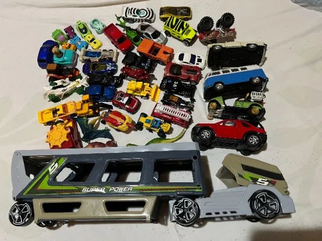 brinquedos grande carreta 6 rodas cegonha e 35 carrinhos e dinossauros - Foto 4
