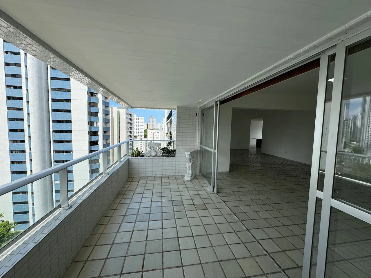 Apartamento para alugar em Casa Forte com 230 M², 4 quartos(2 Suítes), Ampla Varanda, 3
