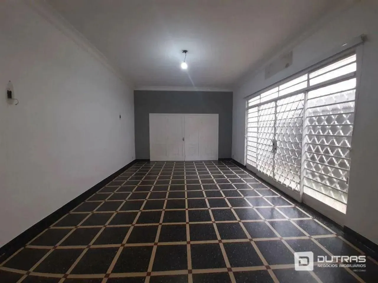 Ampla Casa com Quintal Espaçoso para Locação