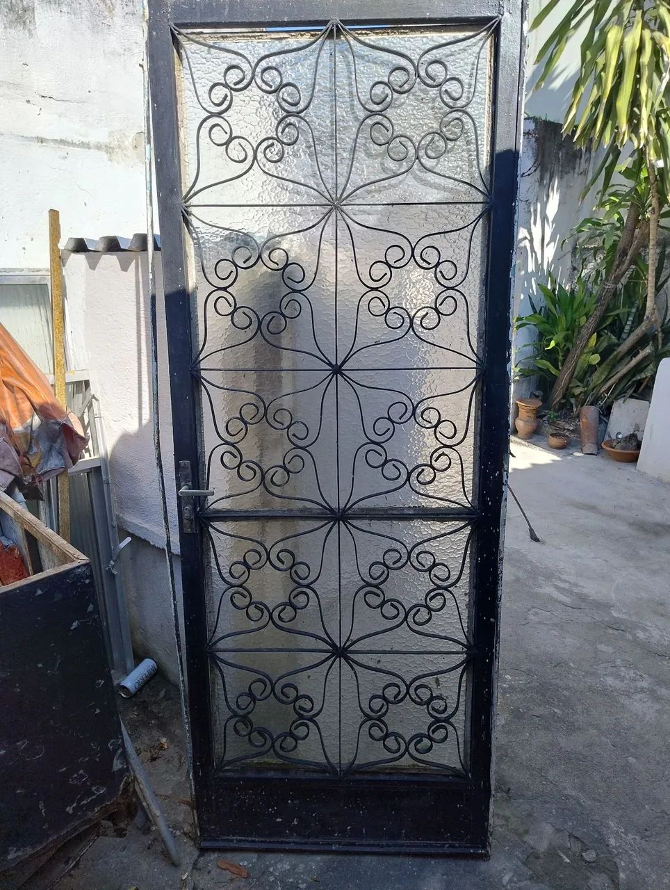 Porta de ferro com detalhes em vidro