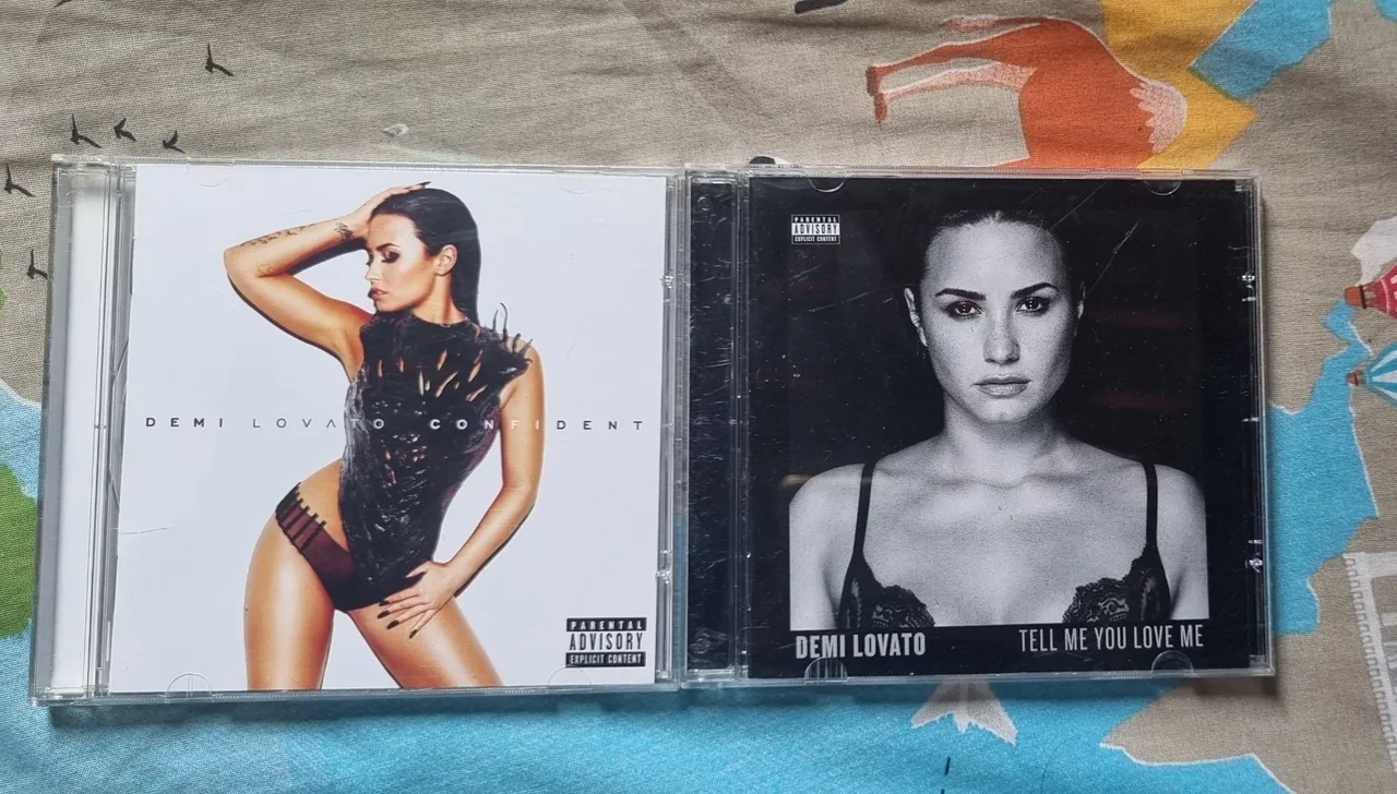 CDs da Demi Lovato: Confident e Tell Me You Love Me