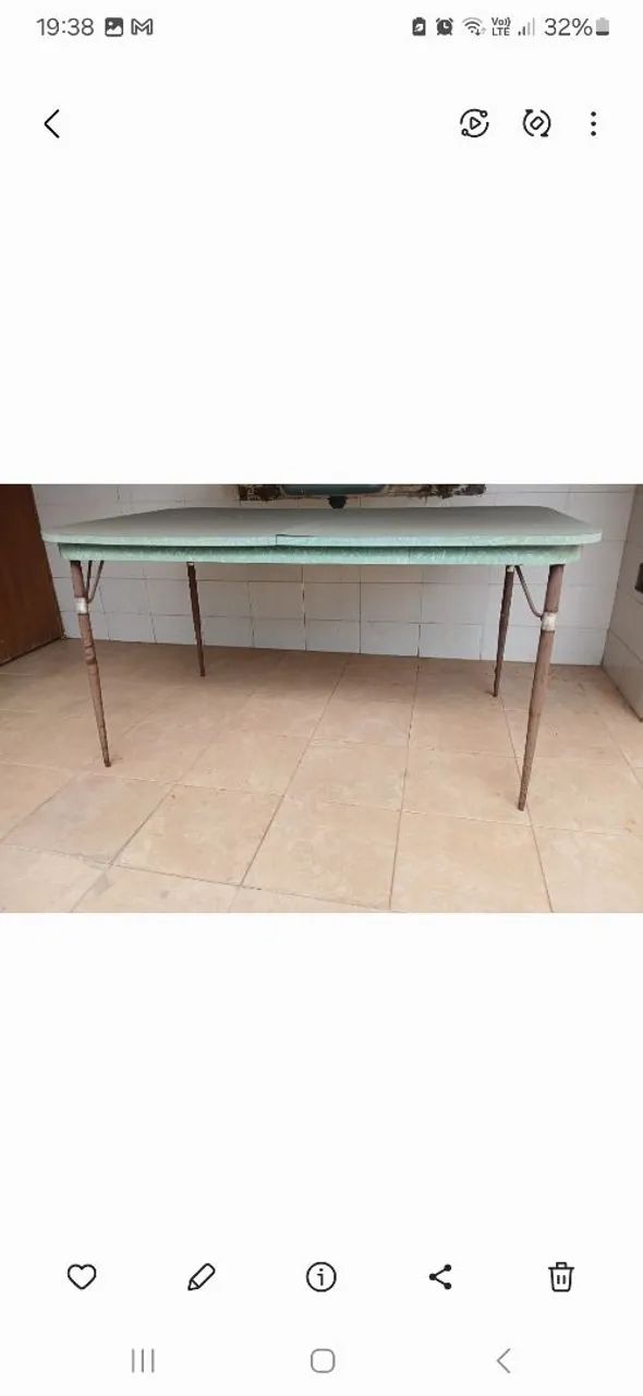 Mesa anos 60 com 6 cadeiras, com alguns detalhes  de desgaste pelo tempo.