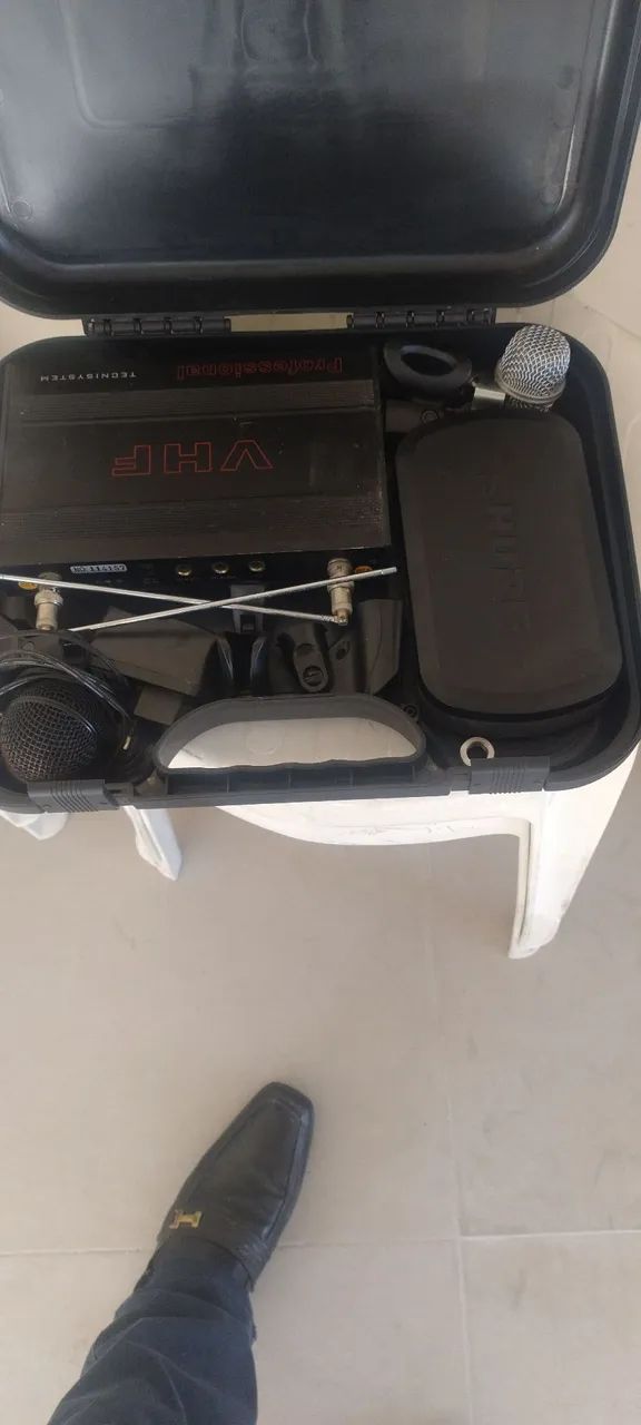 Vendo dois microfones sem fio uma ótima mesa de som uma ótima caixa de som dóis microfone - Foto 6