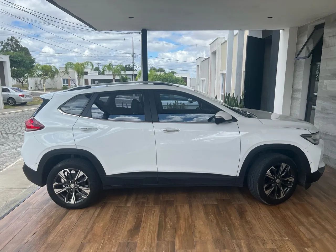 Tracker Premier, Completíssima.
