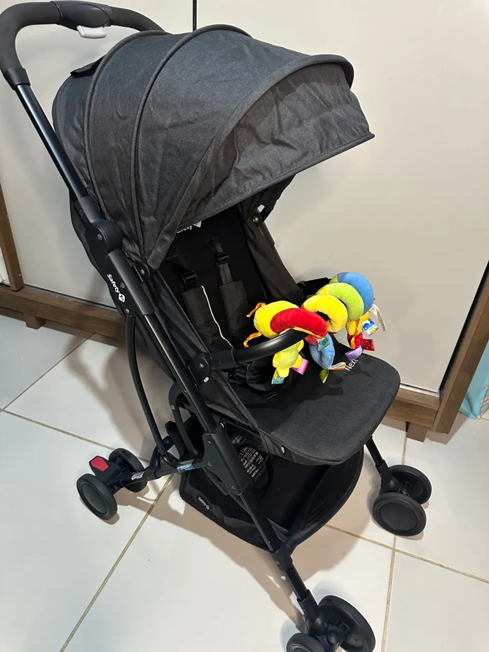 Carrinho de Bebê Preto Compacto