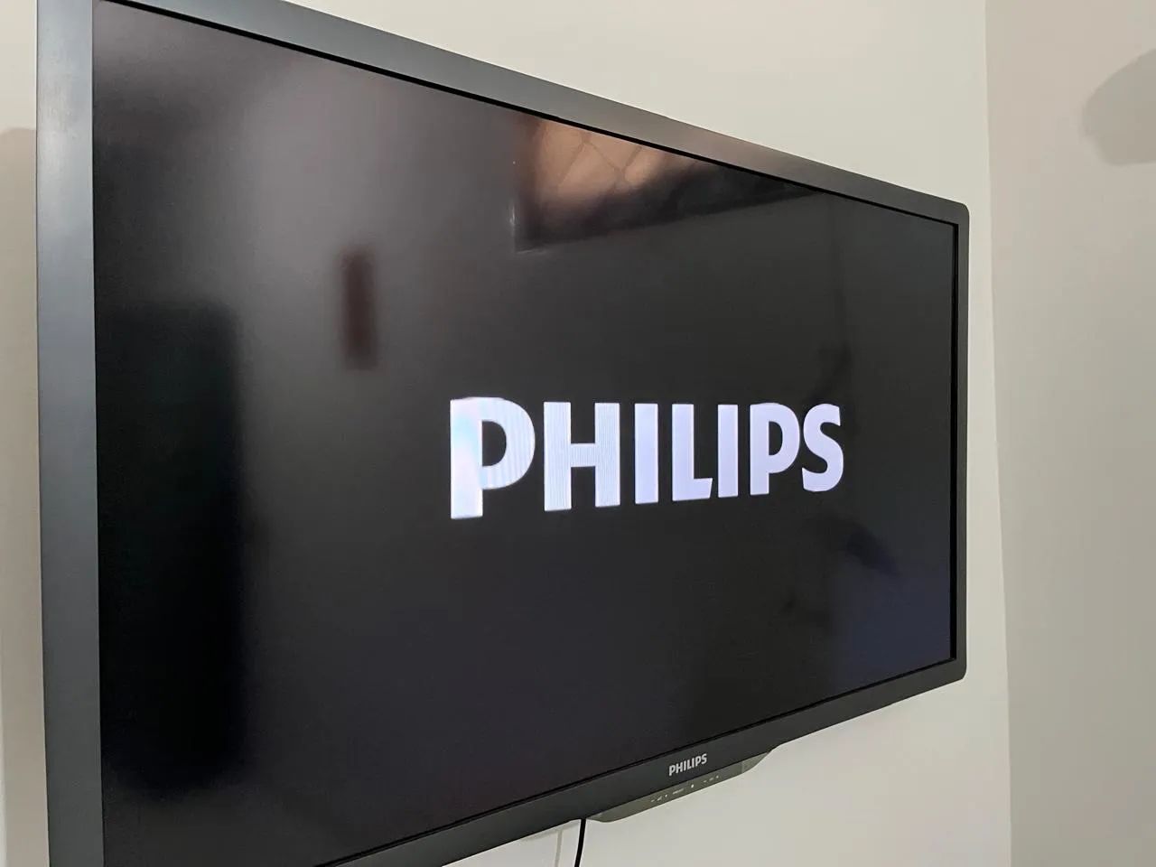 Tv Phillips 46PFL7606D/78  Ambilight 46 polegadas64522272376833123