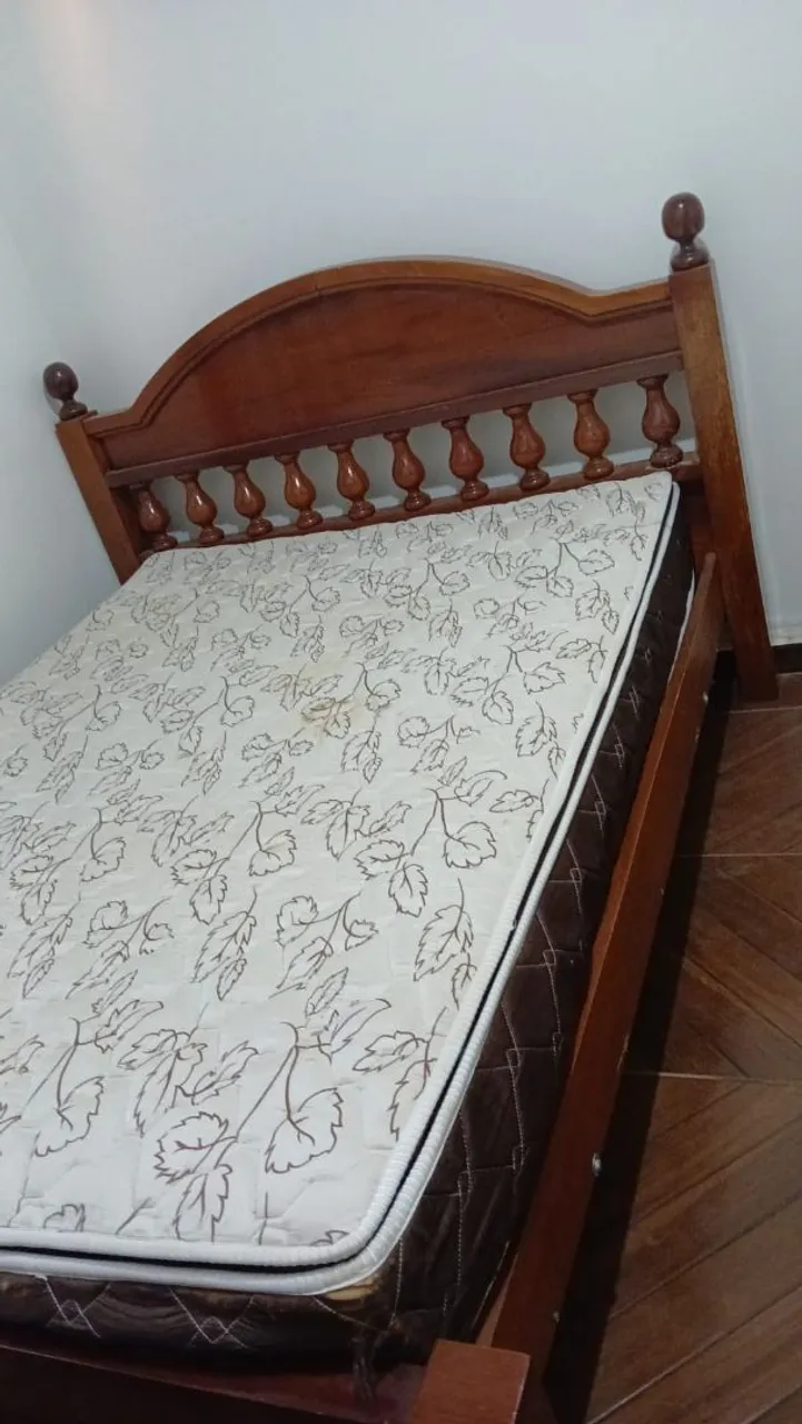 Cama de madeira casal com colchão