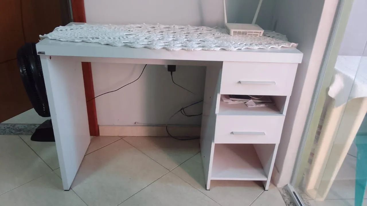 Escrivaninha branca com gavetas - Foto 2