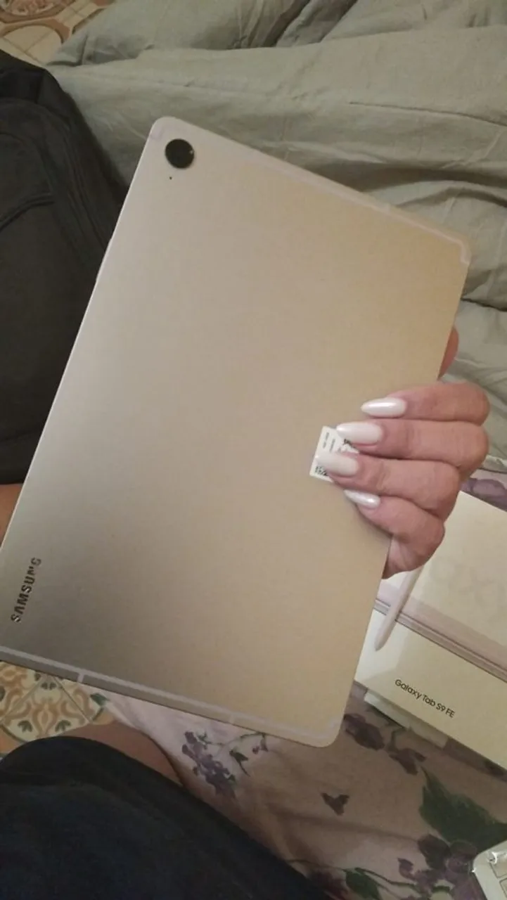 Samsung tablet S9 FE novinho lançamento,