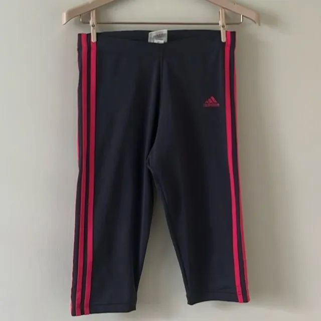 calça adidas corsário tamanho g cinza com listras rosas - Foto 4