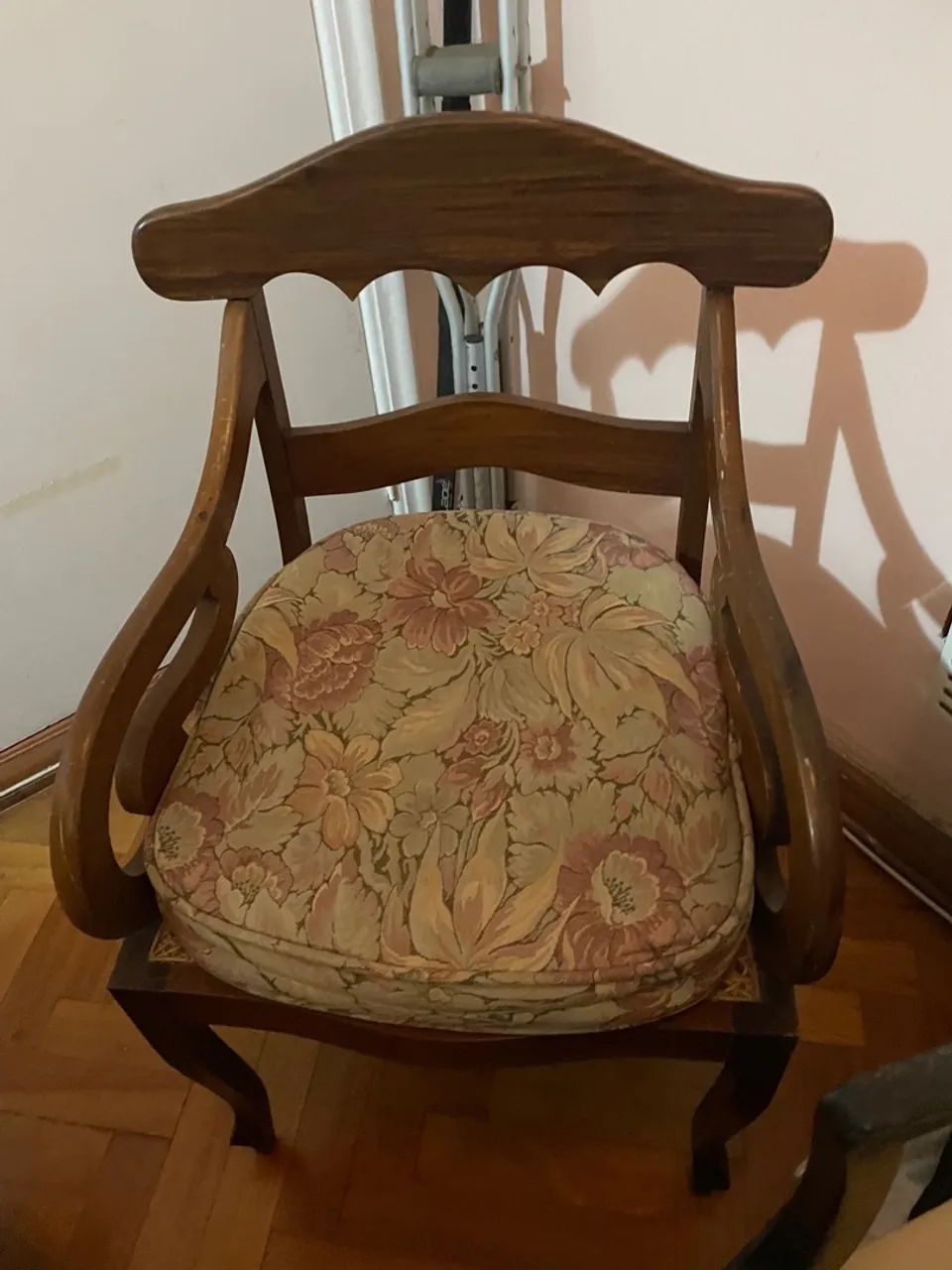 Cadeira de madeira vintage com estofado floral