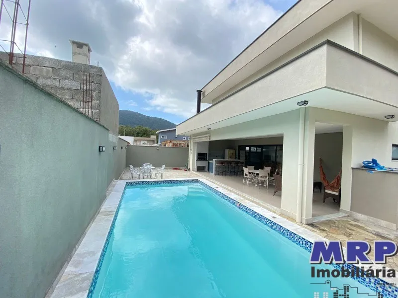Casa à venda em Ubatuba. Praia da Lagoinha. Condomínio fechado. 4 dormitórios. Com piscina