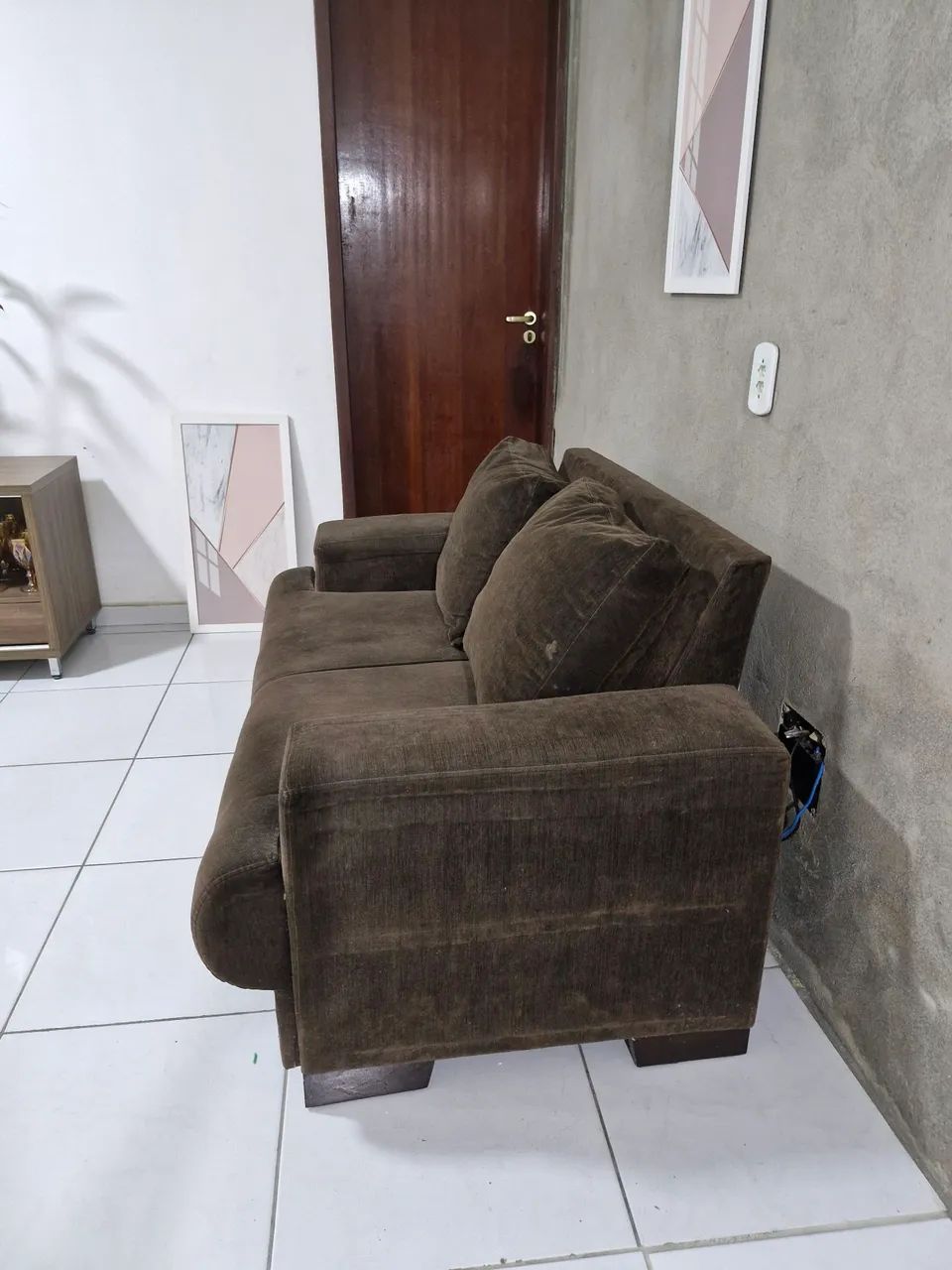 Sofá marrom confortável e espaçoso