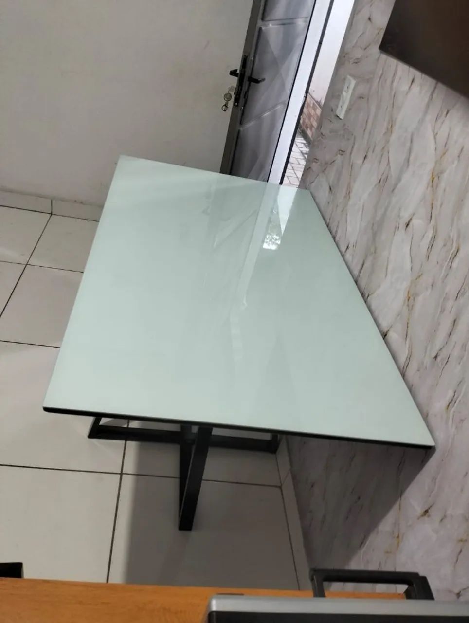 Mesa de jantar branca com base preta - Foto 3