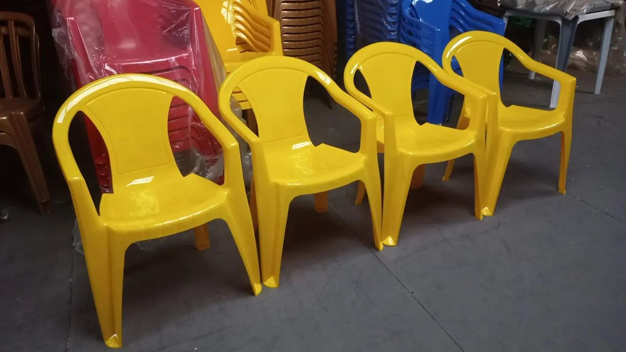 Jogo de mesa com 4 cadeiras plástica cor amarelo padrão Skol  - Foto 3
