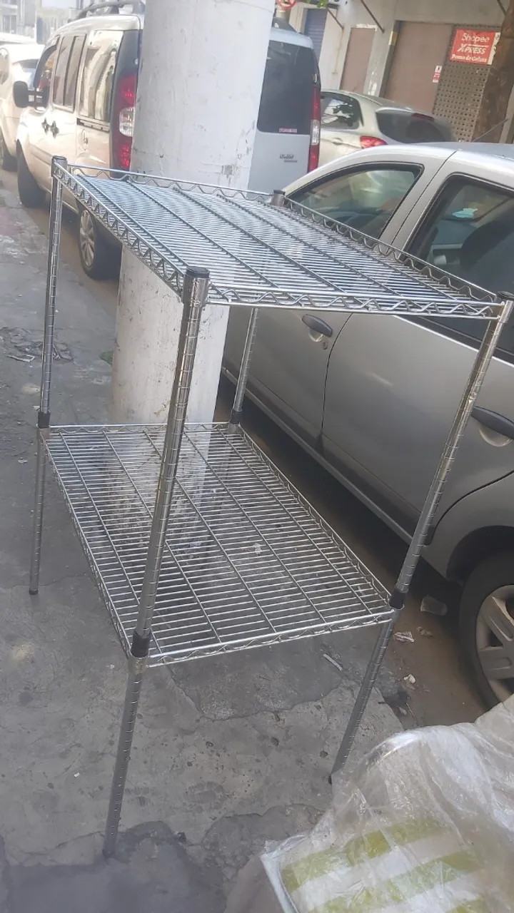 Estante com 2 pratileiras, cromada em bom estado.