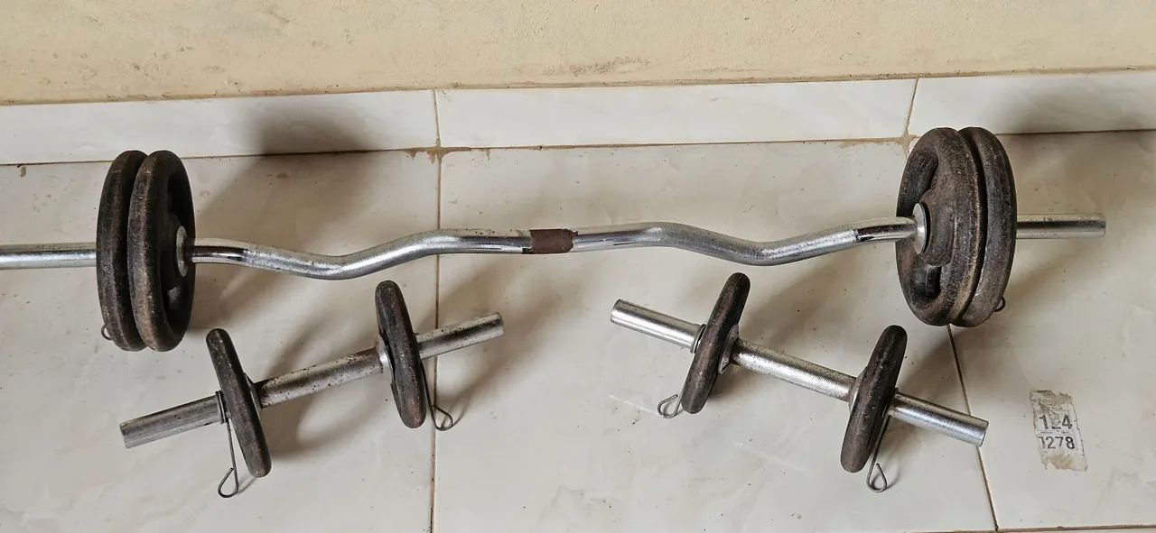 Kit Musculação Cromado - Barra W, Halteres e Anilhas (Usado) - Foto 4