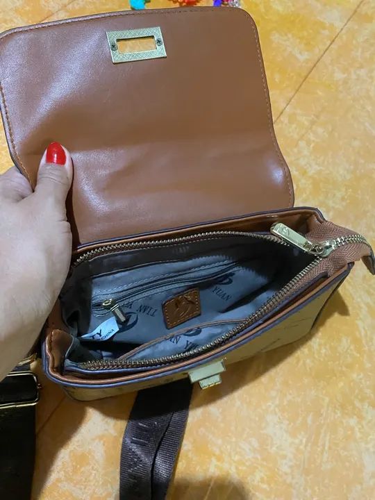 Bolsa de Ombro Marrom com Detalhes em Dourado - Foto 2