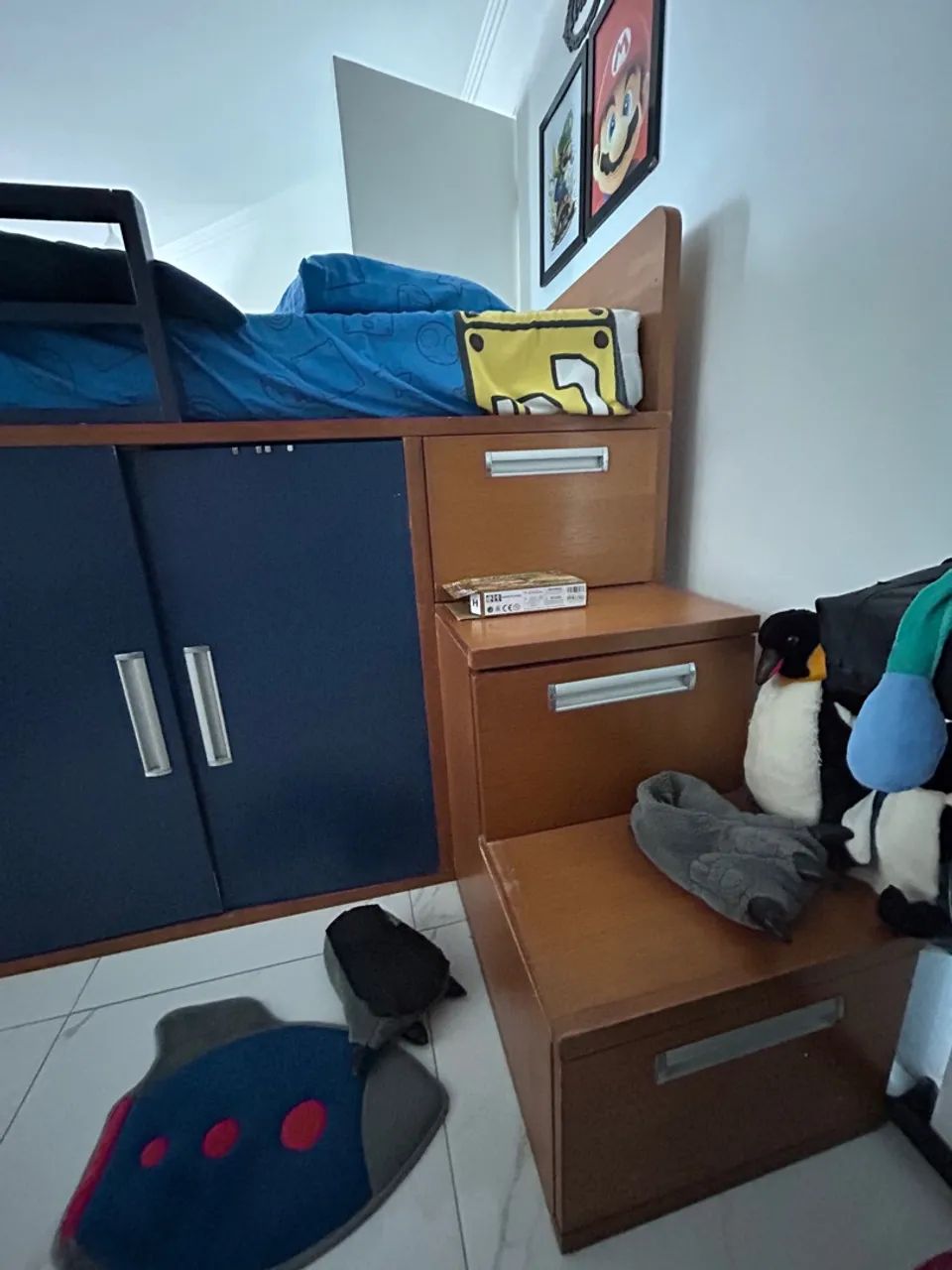 Cama de solteiro com estrutura em madeira  e detalhes em azul - Foto 5