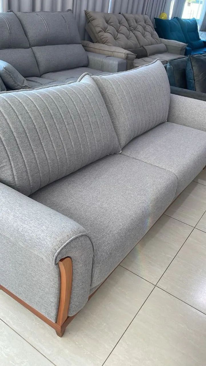Sofá Cinza fixo elegante Detalhes em Madeira - Foto 2