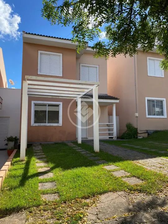 Casa em condomínio fechado com 3 quartos, sendo 1 suíte, banheiro social, lavabo, sala de 