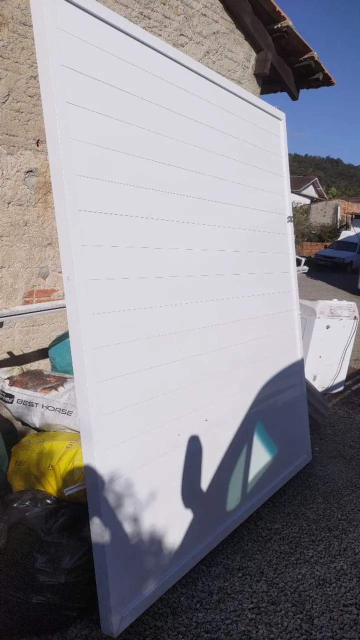 Portão branco para área externa