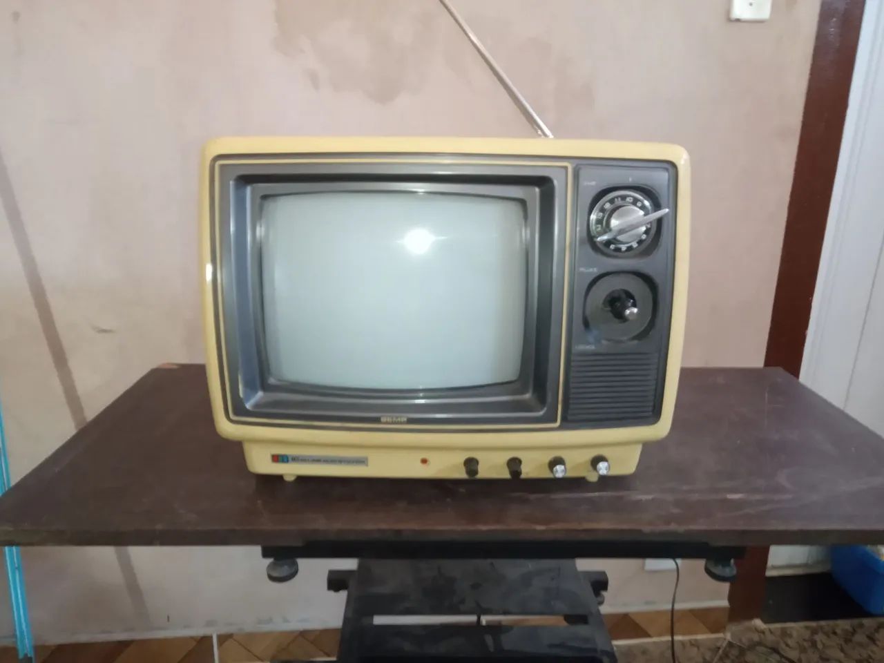 10-INCH SEMP TV.. PLEASE READ DESCRIPTION..64520823492609120