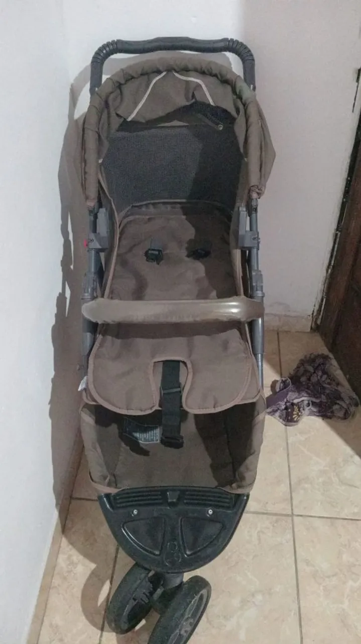 Carrinho de Bebê Compacto e Prático