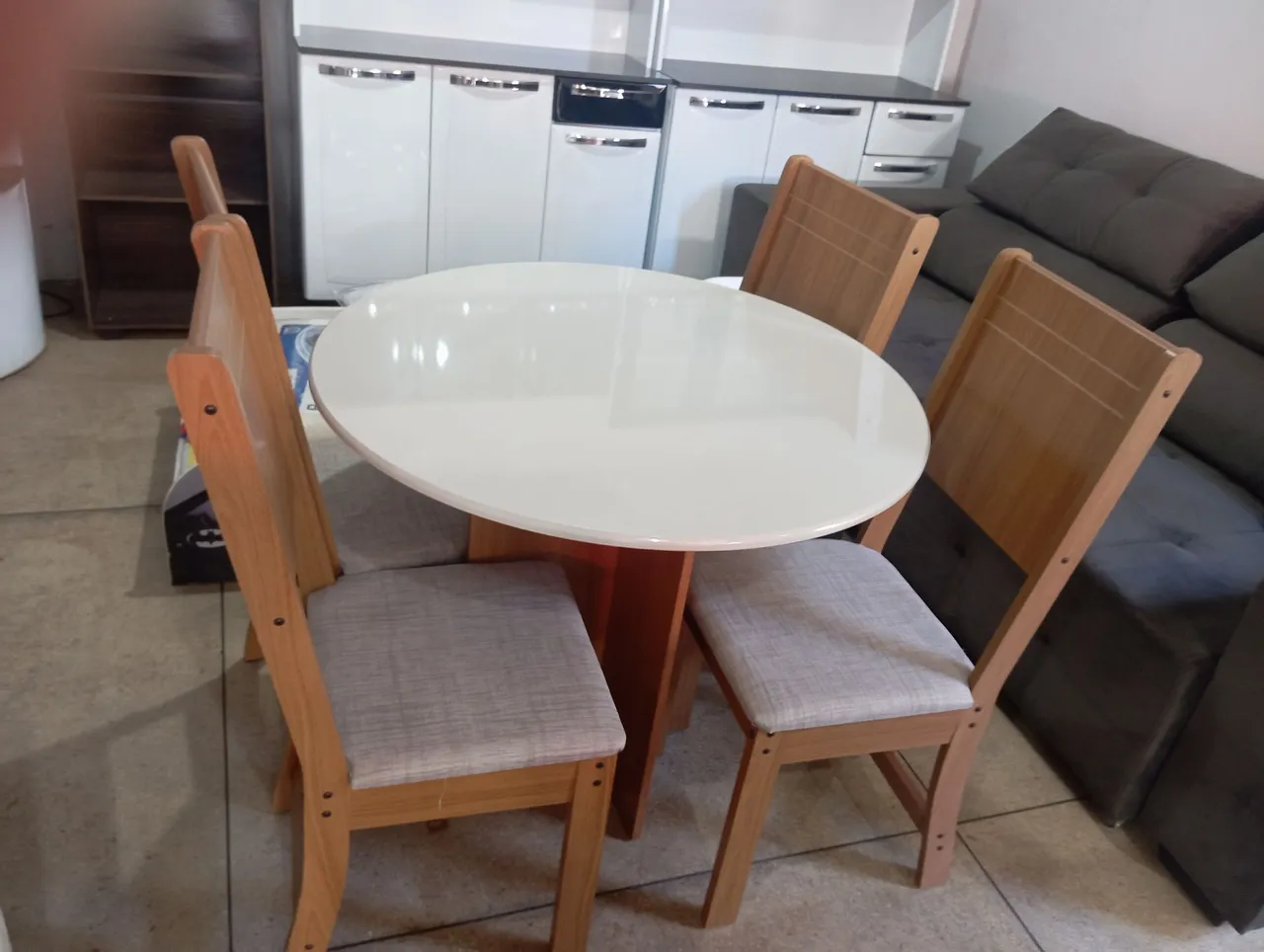 Conjunto mesa oval com 4 cadeiras