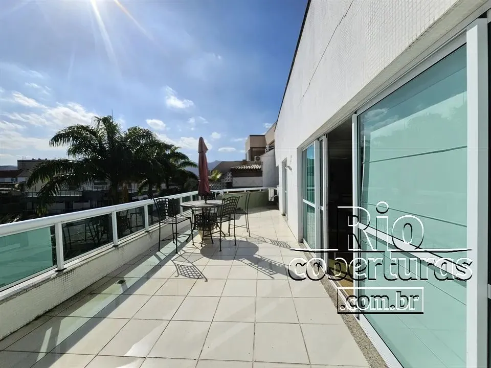 Cobertura à venda no Recreio dos Bandeirantes. Portaria 24 horas. 3 Suítes.